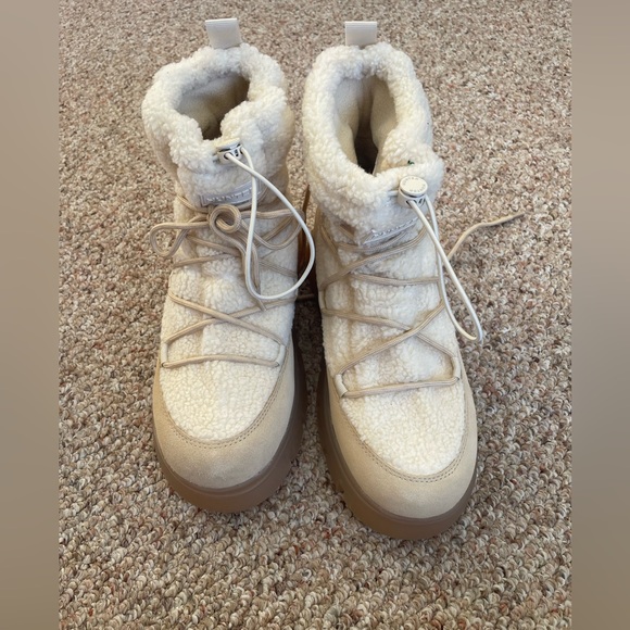 Hunter Beige Shearling Winter Boots - Picture 9 of 11